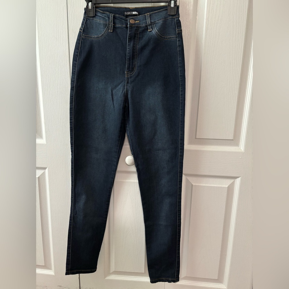 Fashion nova women’s straight leg jeans!